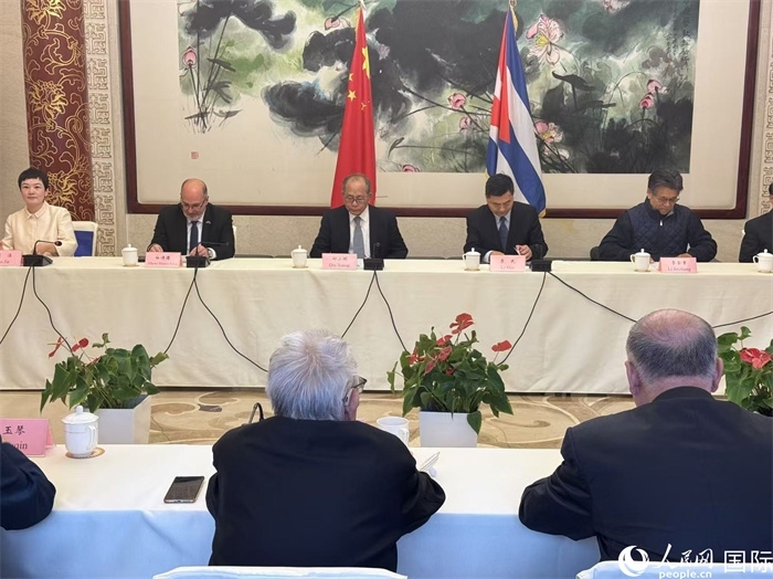 “紀念首批中國學(xué)生赴古巴留學(xué)暨中古開啟教育合作60周年座談會”在京舉辦。人民網(wǎng)記者 趙健攝