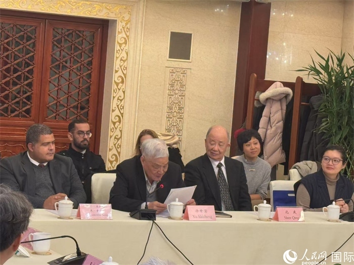 老一輩赴古留學(xué)生代表徐世澄在座談會上發(fā)言。人民網(wǎng)記者 趙健攝