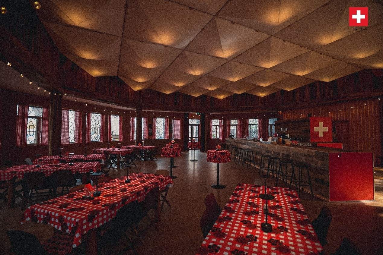 瑞士小木屋內(nèi)飾采用瑞士紅、森林棕與雪山白三種主色調(diào)，營造出自然與現(xiàn)代交融的氛圍。瑞士使館供圖