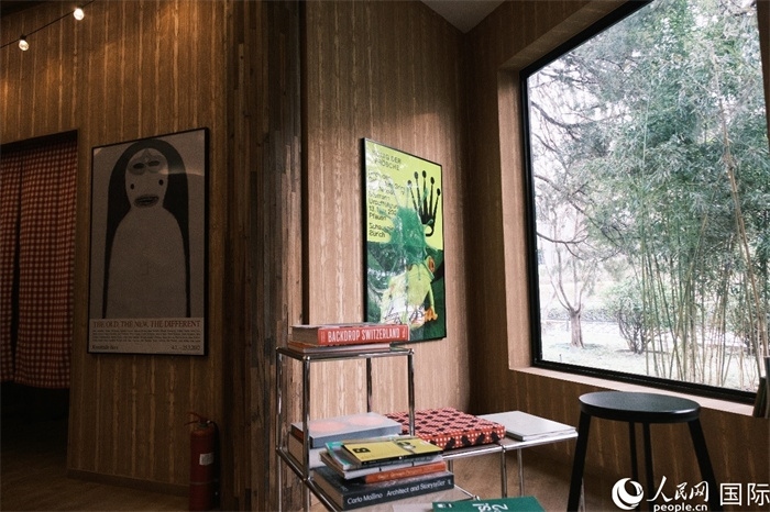 小木屋室內(nèi)一角體現(xiàn)出時尚簡約的瑞士元素。人民網(wǎng) 實習(xí)生黃睿攝