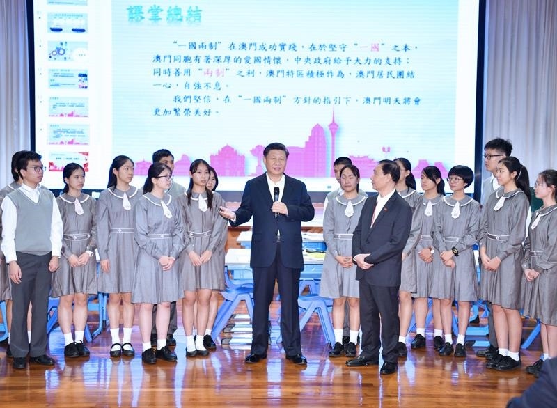 △2019年12月19日，在濠江中學(xué)附屬英才學(xué)校觀摩以“‘一國兩制’與澳門”為題的中國歷史公開課后，習(xí)近平主席走到學(xué)生中間即席發(fā)表重要講話。