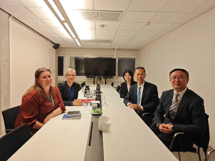 中國(guó)駐瑞典大使崔愛(ài)民會(huì)見(jiàn)瑞典聯(lián)合國(guó)教科文組織全國(guó)委員會(huì)秘書(shū)長(zhǎng)。中國(guó)駐瑞典大使館供圖