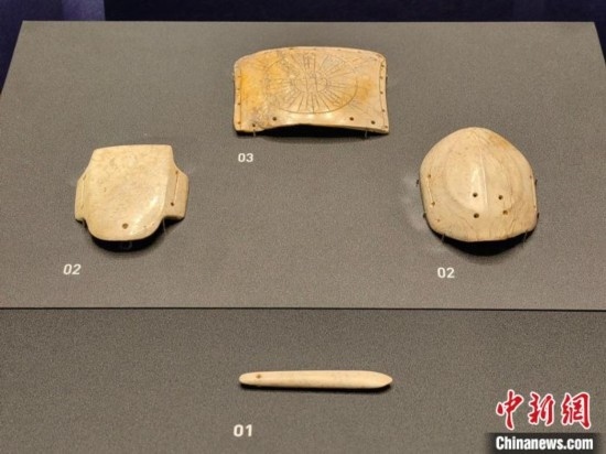 12月14日，“文明先鋒—凌家灘文化玉器展”在故宮博物院文華殿開(kāi)幕。圖為展覽現(xiàn)場(chǎng)的玉龜、玉版和玉簽。 中新社記者 應(yīng)妮 攝