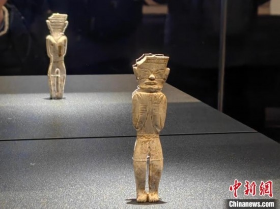 12月14日，“文明先鋒—凌家灘文化玉器展”在故宮博物院文華殿開(kāi)幕。圖為展覽現(xiàn)場(chǎng)的立姿玉人。 中新社記者 應(yīng)妮 攝
