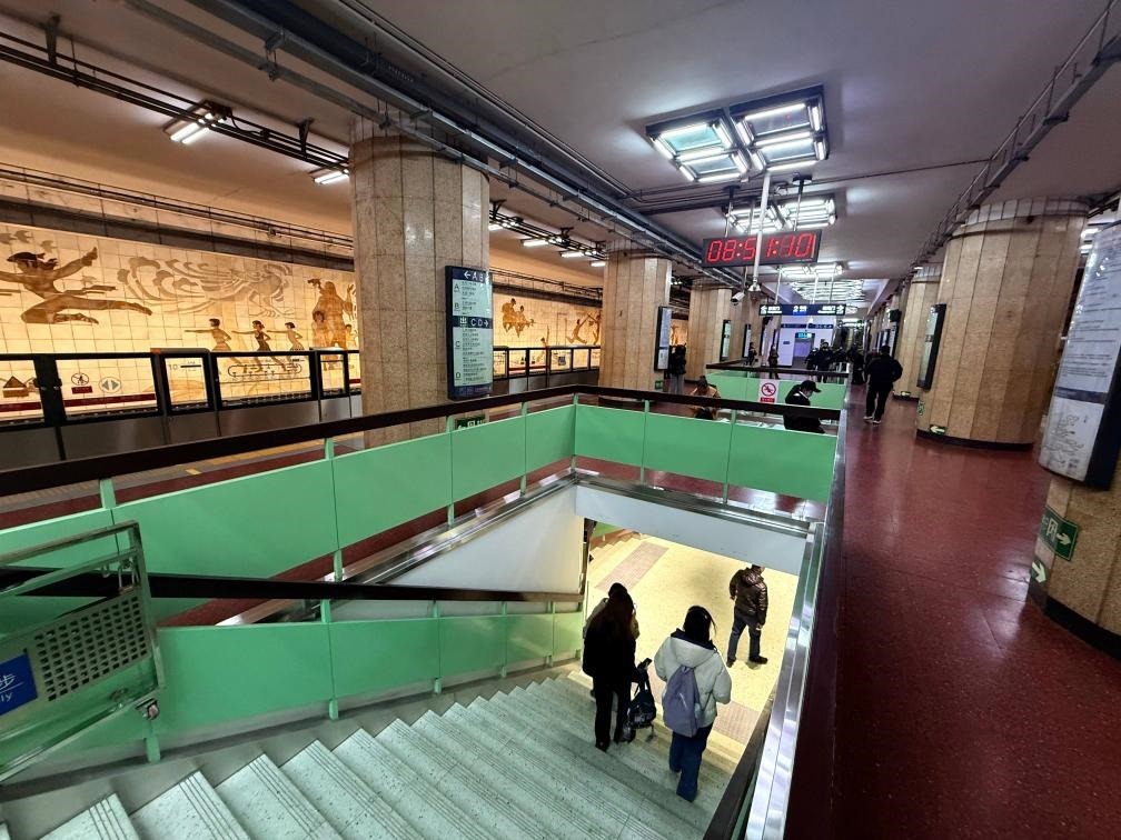 乘客從北京地鐵2號線東四十條站走“站中站”換乘地鐵3號線。新華社記者張驍 攝