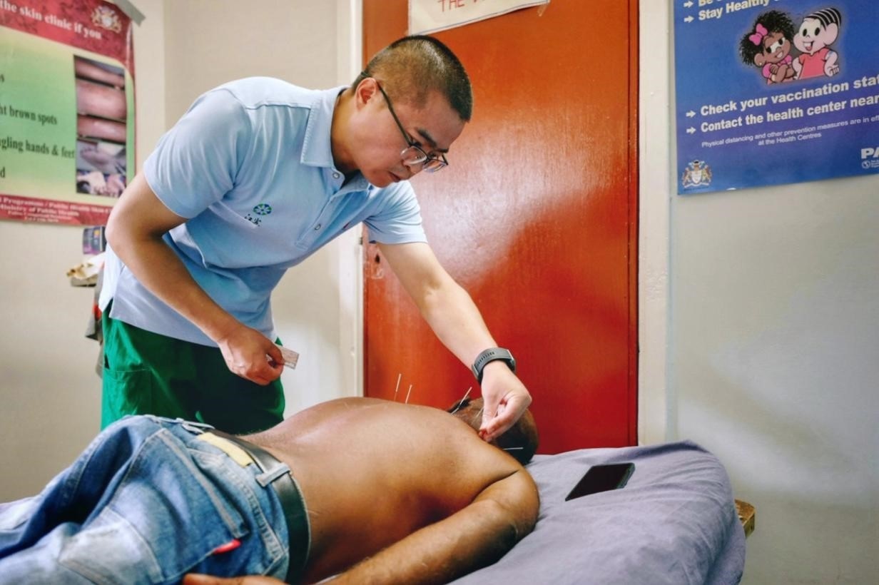 第20期中國（江蘇）援圭亞那醫(yī)療隊在圭偏遠(yuǎn)的林登高速社區(qū)開展義診。中國援圭醫(yī)療隊供圖