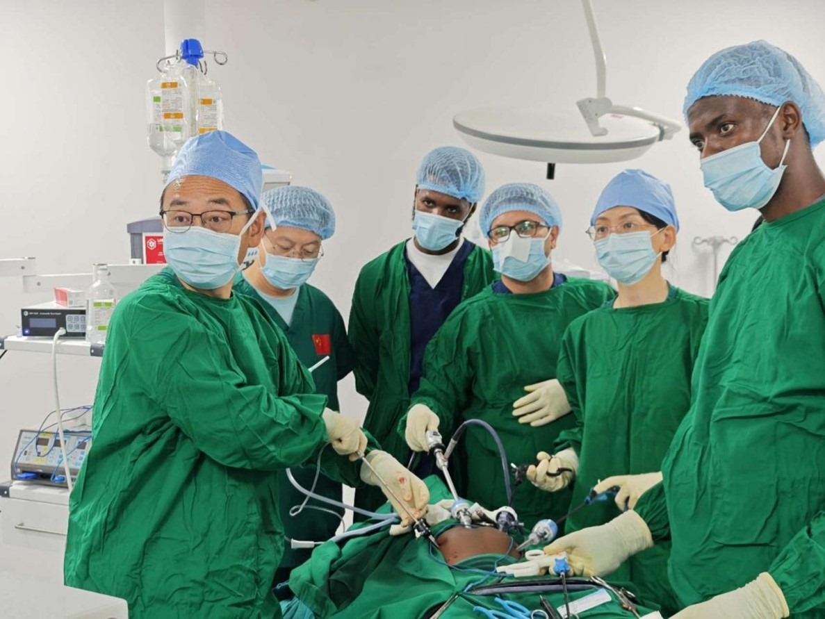 中外醫(yī)師合作進(jìn)行腹腔鏡手術(shù)。中國援桑醫(yī)療隊(duì)供圖