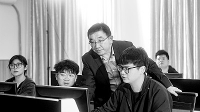 于濤教授對團隊成員進行技術指導。資料圖片