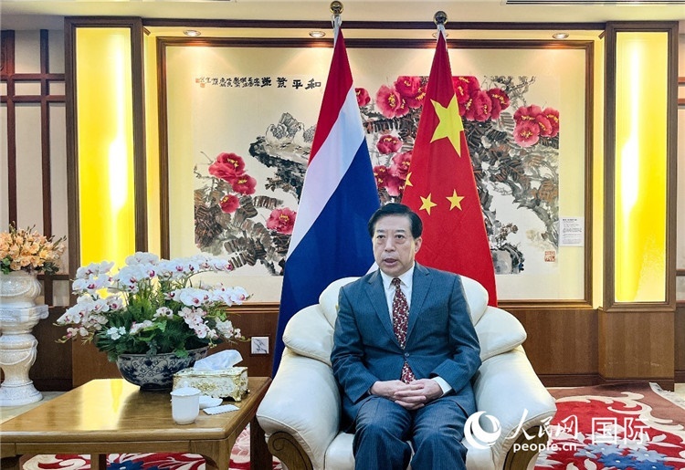 2024年12月10日，中國駐泰國大使韓志強(qiáng)在泰國曼谷接受中國—東盟中心（ACC）組織的“多彩東盟：2024年中國媒體東盟行”媒體團(tuán)采訪。人民網(wǎng)記者 羨江楠攝