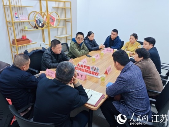 “紅興會客廳”，一場助企紓困協(xié)調會正在進行。人民網(wǎng) 徐晨曦攝