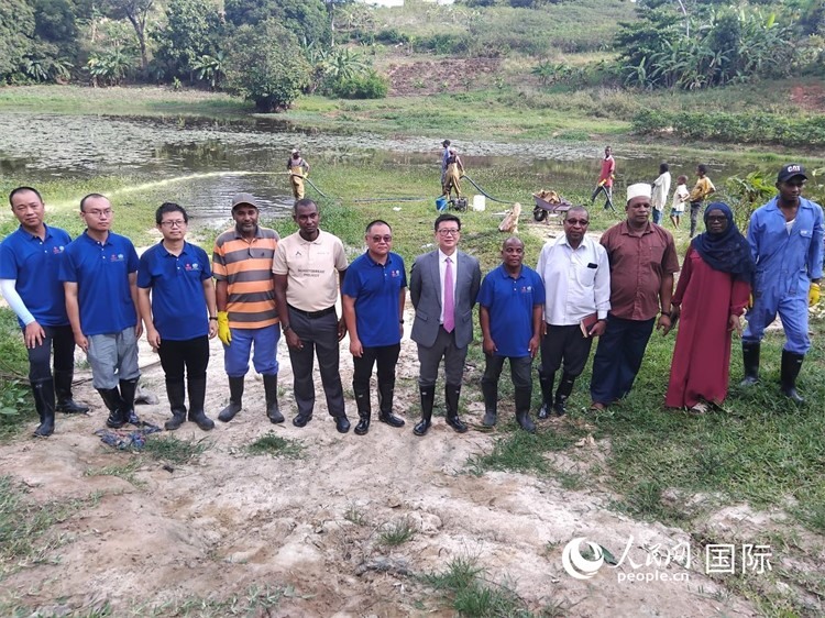 滅螺現(xiàn)場(chǎng)。施亮攝