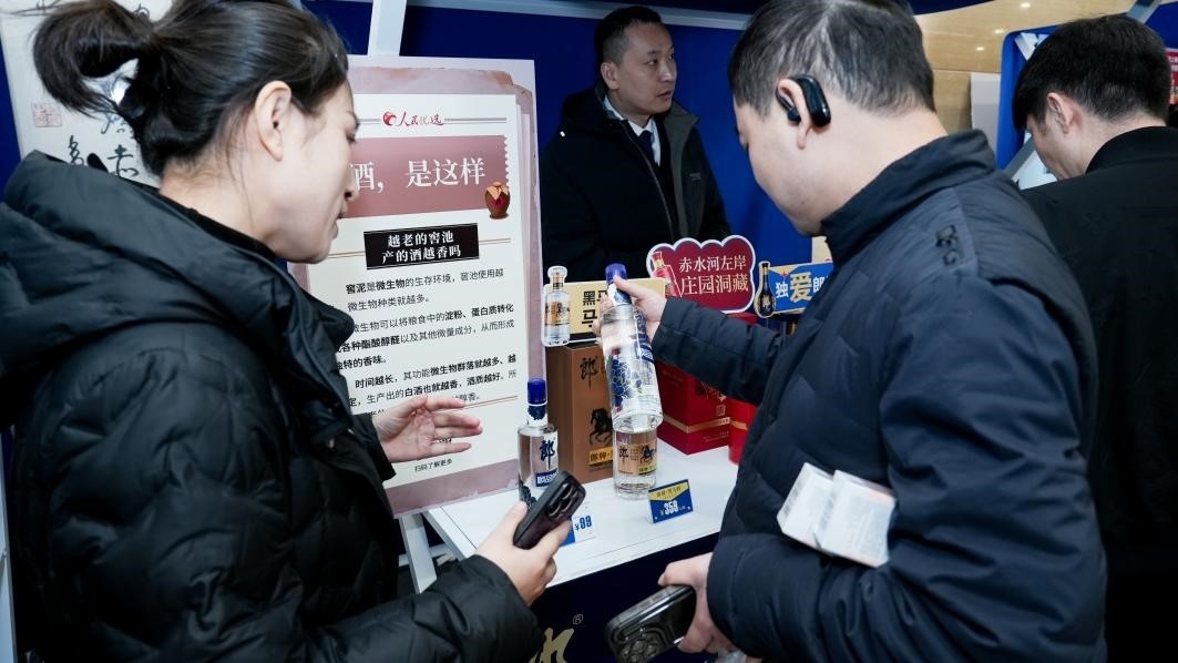 白酒展位負(fù)責(zé)人在為嘉賓介紹。張新攝