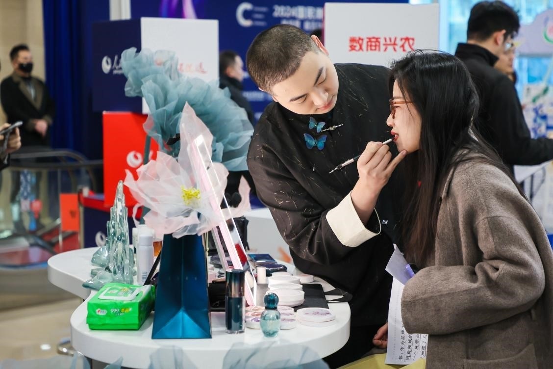 美妝展位化妝師為嘉賓一對(duì)一化妝。林文松攝