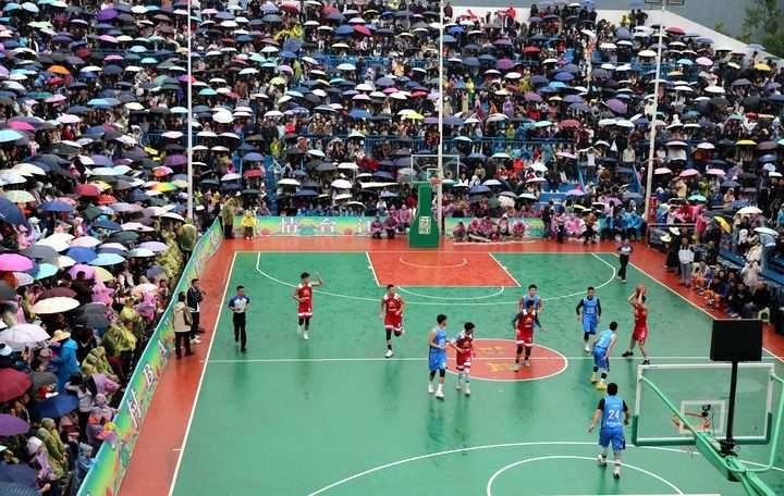 2024年5月1日，人們在貴州省黔東南苗族侗族自治州臺江縣臺盤鄉(xiāng)臺盤村觀看“村BA”球王爭霸賽。 新華社發(fā)（余天英 攝）