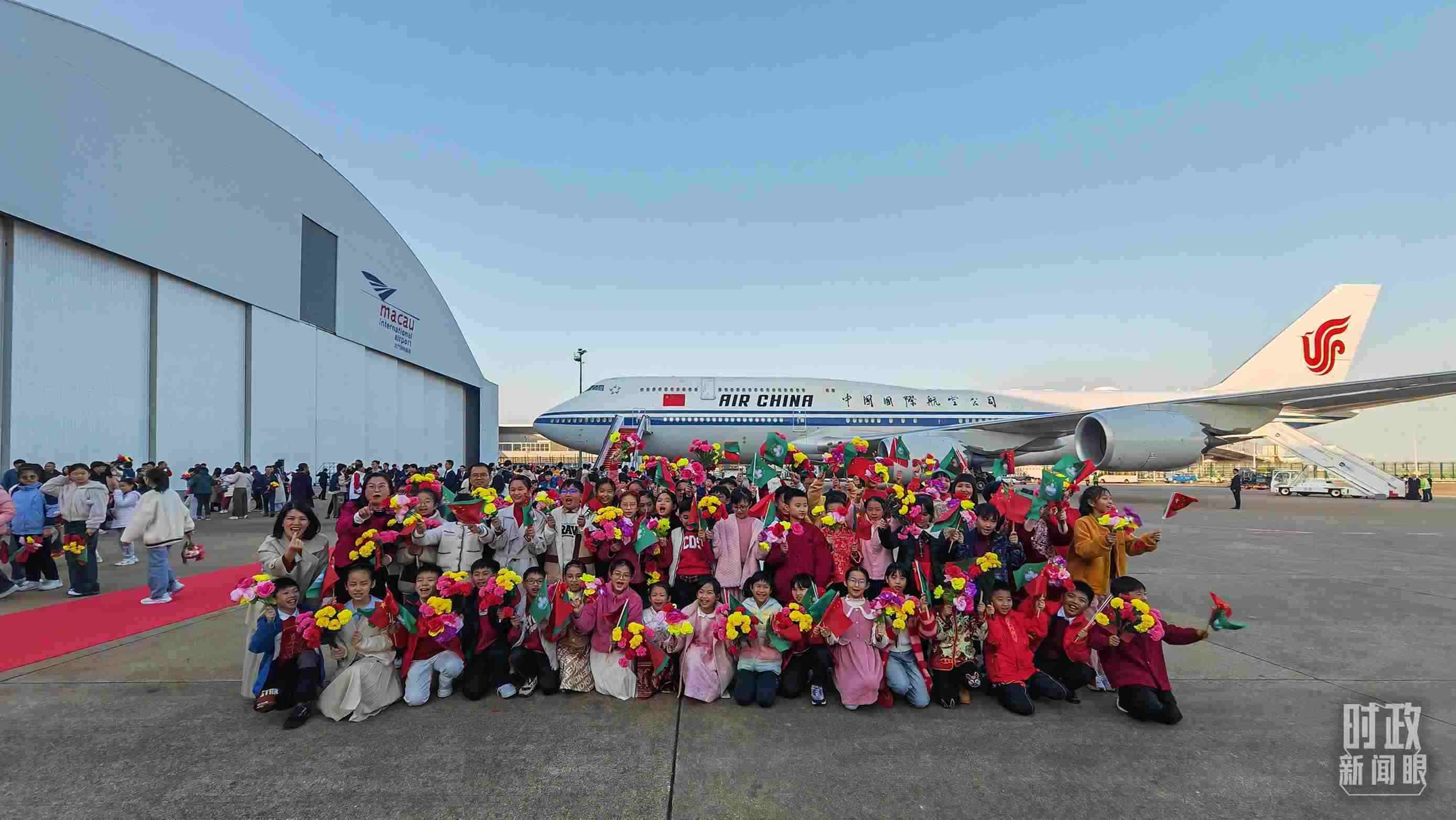 △歡迎儀式后，歡迎人群合影留念。（總臺(tái)央視記者劉琦拍攝）