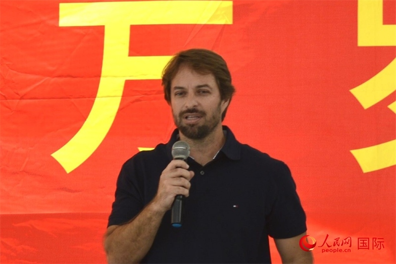 里約州環(huán)境與可持續(xù)發(fā)展廳副廳長費(fèi)利佩·克魯奇克在捐贈活動上致辭。人民網(wǎng)記者 陳海琪攝