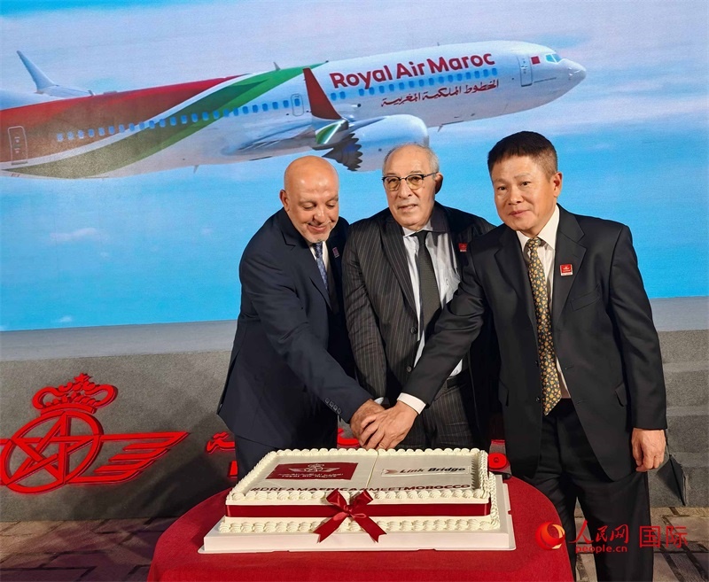 中摩雙方嘉賓共同切蛋糕，慶祝兩國(guó)直飛復(fù)航。人民網(wǎng)記者 李琰攝