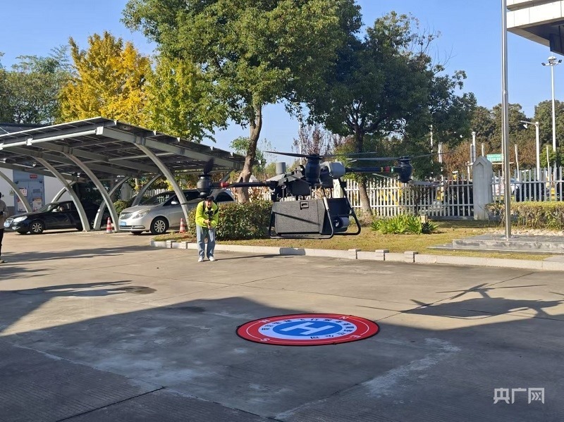 南京殷巷收費(fèi)站裝載500張通行卡的無(wú)人機(jī)起飛（央廣網(wǎng)記者 王錫斐 攝）