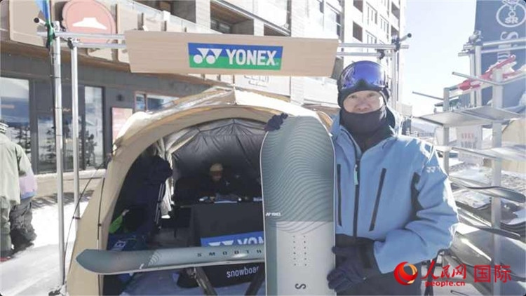 大塚幸博向記者展示滑雪板。人民網(wǎng)記者 袁蒙攝