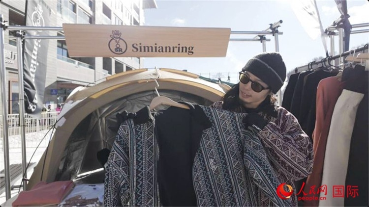 藤田周正在展示自己設計的滑雪服。人民網(wǎng)記者 袁蒙攝