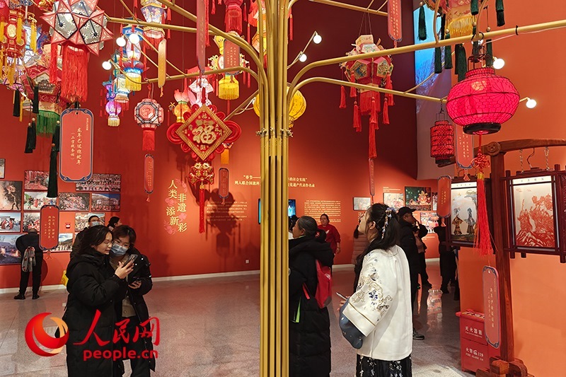12月21日，觀眾正在參觀“過年——春節(jié)主題展”。人民網(wǎng)記者 韋衍行攝