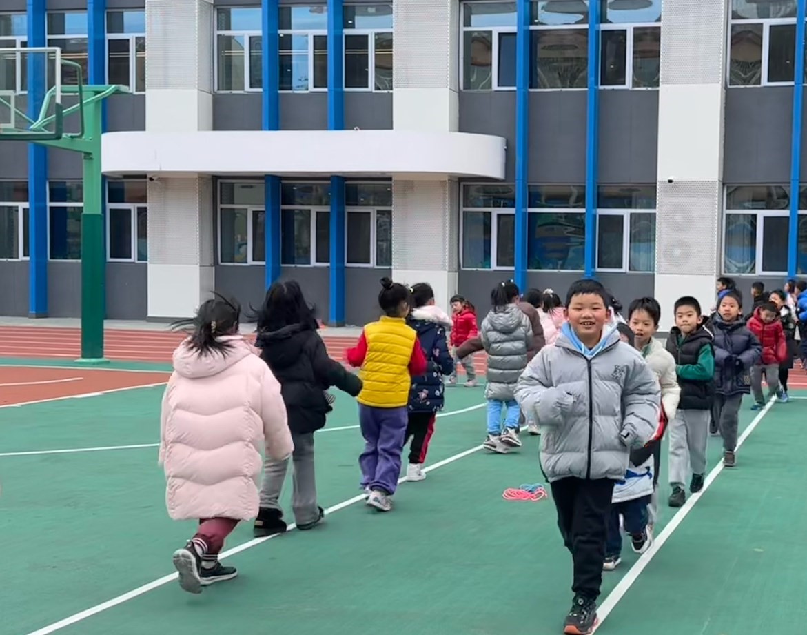 一年級(jí)的同學(xué)課間跑步 。學(xué)校供圖