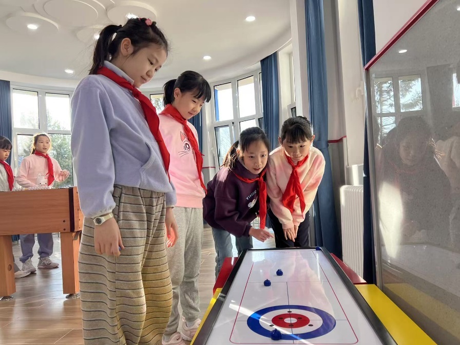 學(xué)生們?cè)谏傧汝?duì)大廳進(jìn)行課間活動(dòng)。人民網(wǎng) 白炅攝