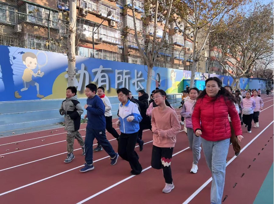 學(xué)生們?cè)诎嘀魅闻阃屡懿?。人民網(wǎng) 白炅攝