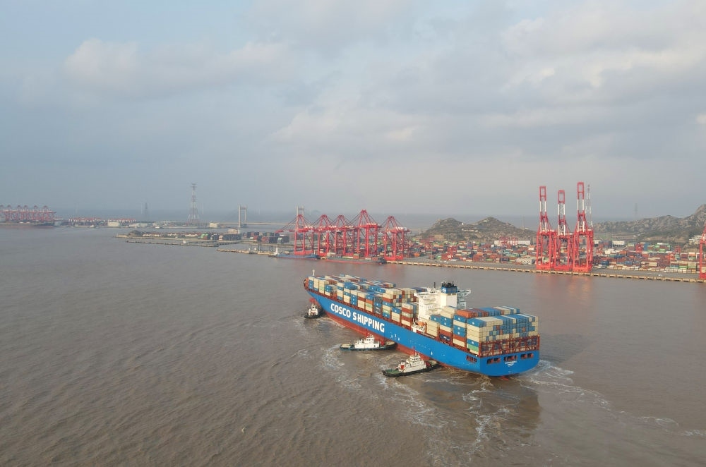 “新上?！陛喌诌_(dá)洋山港，這是自秘魯錢凱港開港后首個(gè)“錢凱—上?！闭胶酱危?024年12月18日攝，無(wú)人機(jī)照片）。新華社記者 方喆 攝