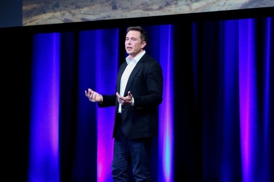  2017年9月29日，在澳大利亞阿德萊德，美國企業(yè)家埃隆·馬斯克在第68屆國際宇航大會閉幕式前做主旨演講。新華社發(fā)（閆寒攝）