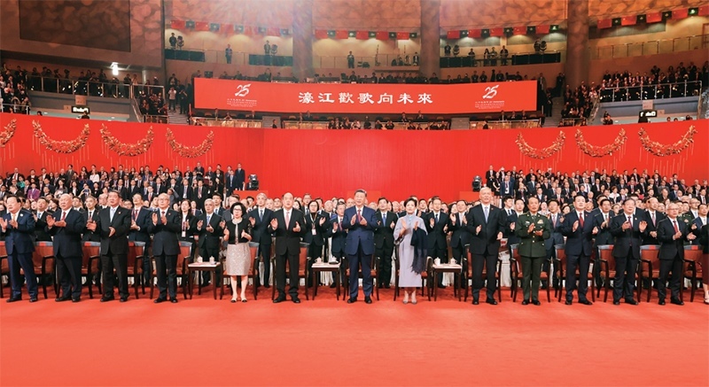 2024年12月19日晚，慶祝澳門(mén)回歸祖國(guó)25周年文藝晚會(huì)在澳門(mén)東亞運(yùn)動(dòng)會(huì)體育館舉行。中共中央總書(shū)記、國(guó)家主席、中央軍委主席習(xí)近平觀看演出。晚會(huì)最后，習(xí)近平同全場(chǎng)觀眾一起高唱《歌唱祖國(guó)》。 新華社記者 丁林/攝