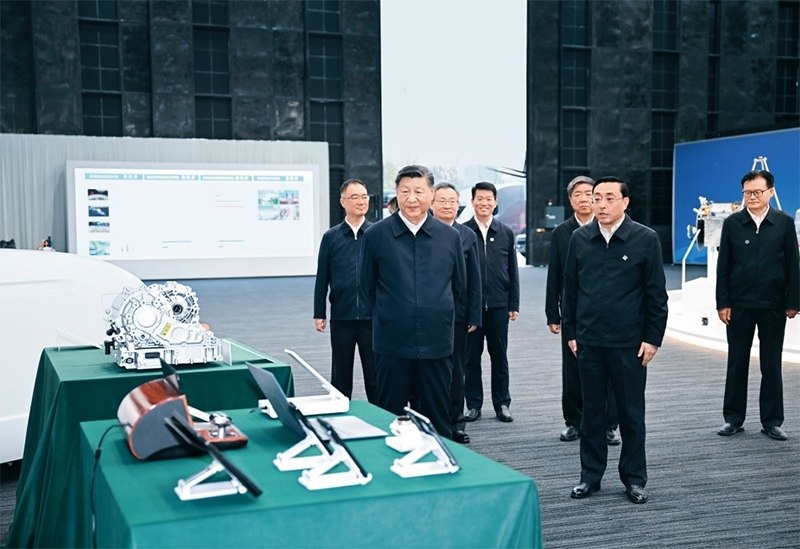 2024年10月17日至18日，中共中央總書(shū)記、國(guó)家主席、中央軍委主席習(xí)近平在安徽考察。這是17日下午，習(xí)近平在合肥濱湖科學(xué)城察看安徽省重大科技創(chuàng)新成果集中展示。 新華社記者 謝環(huán)馳/攝