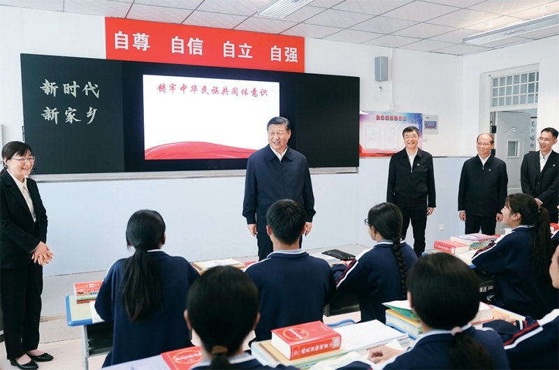 2024年6月18日至19日，中共中央總書(shū)記、國(guó)家主席、中央軍委主席習(xí)近平在青?？疾臁＿@是18日下午，習(xí)近平在果洛西寧民族中學(xué)高一（1）班觀摩“新時(shí)代、新家鄉(xiāng)”主題思政課。 新華社記者 鞠鵬/攝