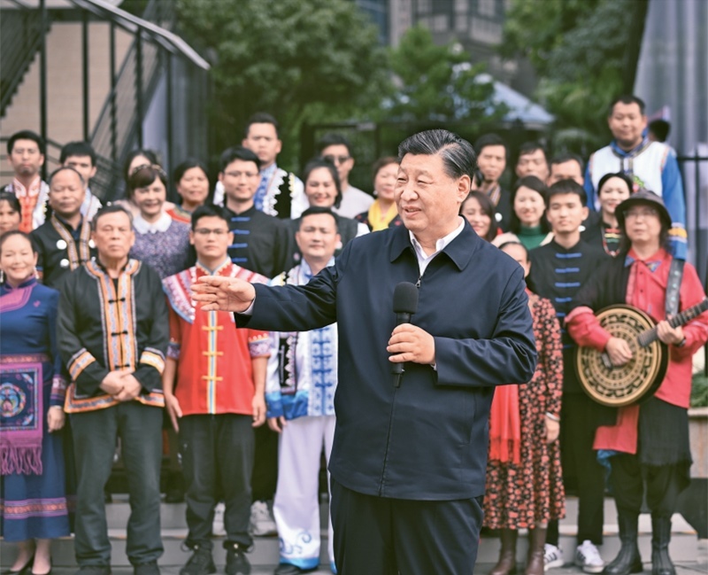 2023年12月14日至15日，中共中央總書(shū)記、國(guó)家主席、中央軍委主席習(xí)近平在廣西考察。這是14日上午，習(xí)近平在南寧市良慶區(qū)蟠龍社區(qū)考察時(shí)，同社區(qū)各族群眾親切交流。 新華社記者 燕雁/攝