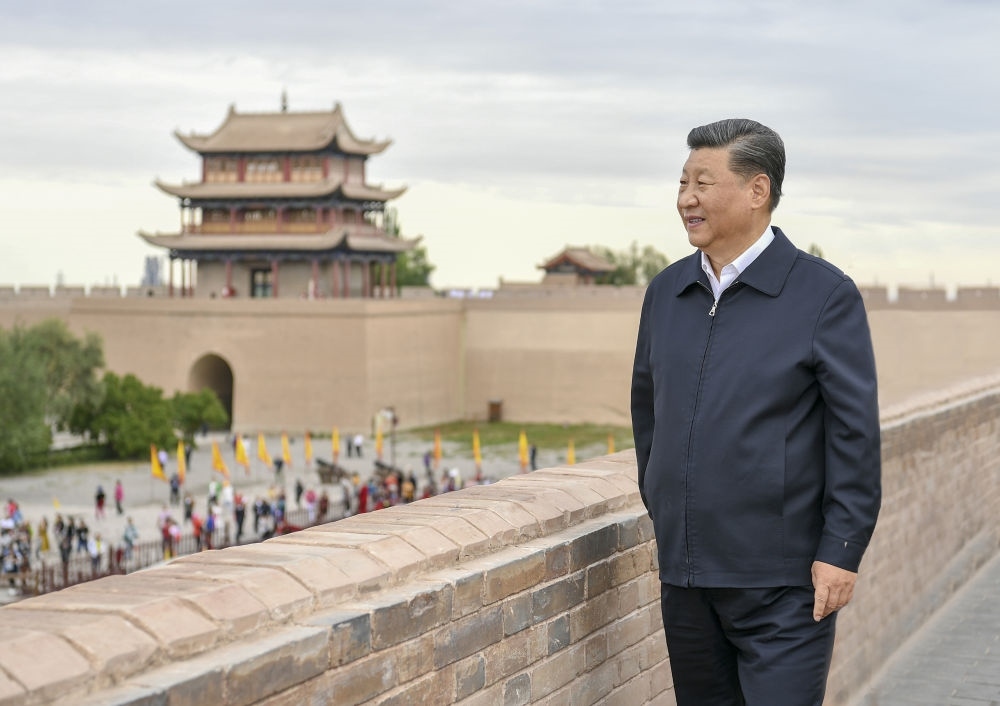 2019年8月20日上午，習(xí)近平總書(shū)記來(lái)到嘉峪關(guān)關(guān)城，登上城樓察看關(guān)城整體面貌，聽(tīng)取河西走廊長(zhǎng)城、關(guān)隘歷史文化情況介紹。新華社記者 謝環(huán)馳 攝