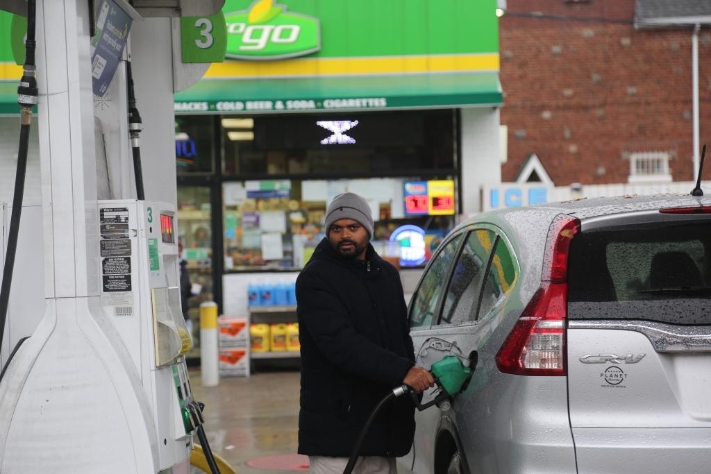 2024年12月11日，一名男子在美國(guó)紐約一處加油站加油。新華社記者劉亞南 攝