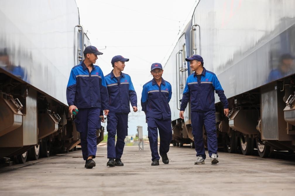 2024年9月9日，來自中國、老撾的師徒4人在中老鐵路萬象運營管理中心的機車檢修庫內(nèi)。新華社發(fā)（楊永全攝）