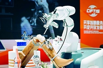 2024年中國國際服務(wù)貿(mào)易交易會上展出的人工智能骨科手術(shù)機器人。新華社發(fā)