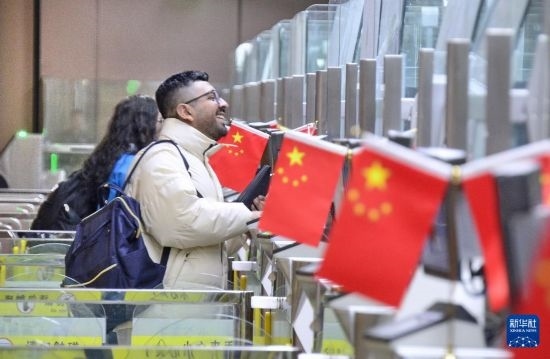 1月2日，國(guó)外旅客通過(guò)大興機(jī)場(chǎng)邊檢站入境。新華社記者 李欣 攝
