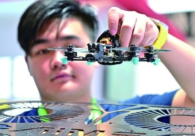 在首屆晉江科技成果轉(zhuǎn)化對(duì)接洽談會(huì)智能裝備展位，工作人員在展示無(wú)人機(jī)研究成果。新華社發(fā)