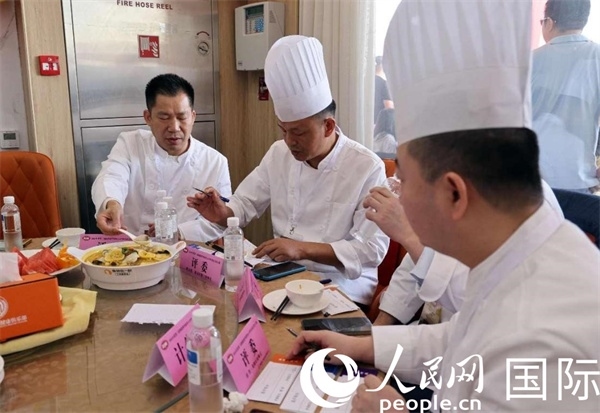 評委正在品嘗菜品并打分。人民網(wǎng)記者 管克江攝