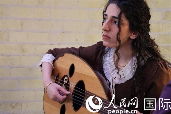 烏德琴女學(xué)員邁希恩。人民網(wǎng) 伊納斯·易卜拉欣攝