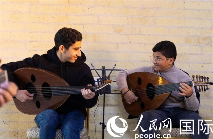 兩名年輕的烏德琴學(xué)員。人民網(wǎng) 伊納斯·易卜拉欣攝