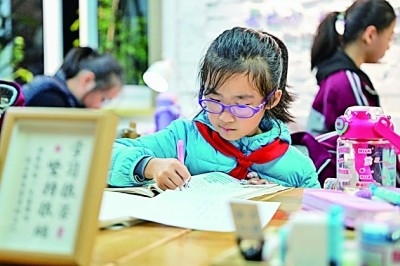 在河南洛陽市澗西區(qū)長安路街道長安路二社區(qū)共享自習(xí)室內(nèi)，孩子們在學(xué)習(xí)。李衛(wèi)超攝/光明圖片