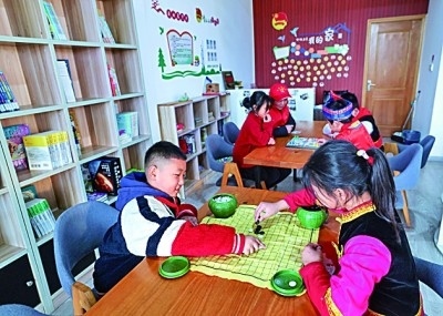 浙江岱山縣秀山鄉(xiāng)秀南村“民生小鋪”里，放學(xué)后的小學(xué)生在下棋。新華社發(fā)