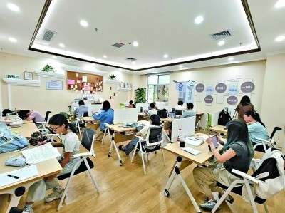 廣東深圳市龍崗區(qū)黨群服務(wù)中心開設(shè)的共享自習(xí)室一景。受訪者供圖