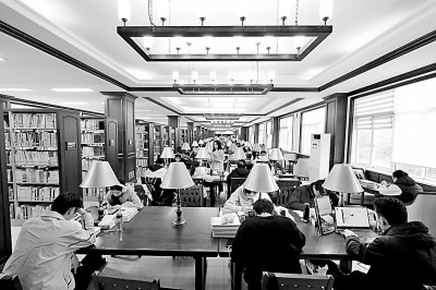 重慶大學(xué)圖書(shū)館，大學(xué)生們正在讀書(shū)學(xué)習(xí)。孫凱芳攝/光明圖片