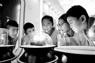 江西省南昌市青云客航天科創(chuàng)空間青少年科普館，孩子們在觀察光壓傳動試驗。鮑贛生攝/光明圖片