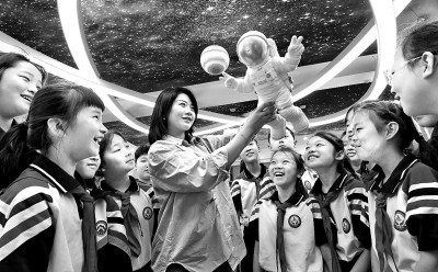 河北省邯鄲市邯山區(qū)實驗小學(xué)老師向?qū)W生們介紹航空航天知識。郝群英攝/光明圖片