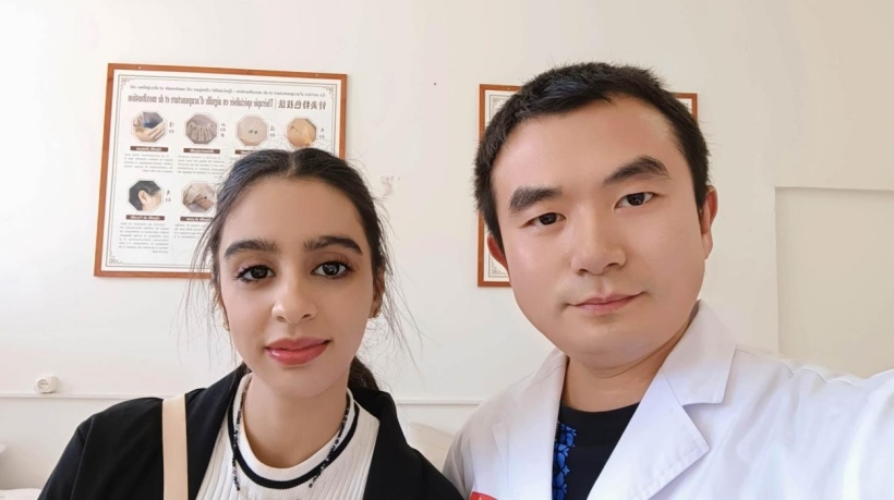 康復(fù)后的阿斯瑪與中國(guó)醫(yī)生梁敏。中國(guó)援阿爾及利亞醫(yī)療隊(duì)供圖